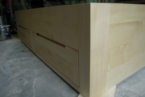 lit avec façades de tiroirs